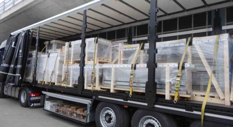 Merci ancorate correttamente su un camion
